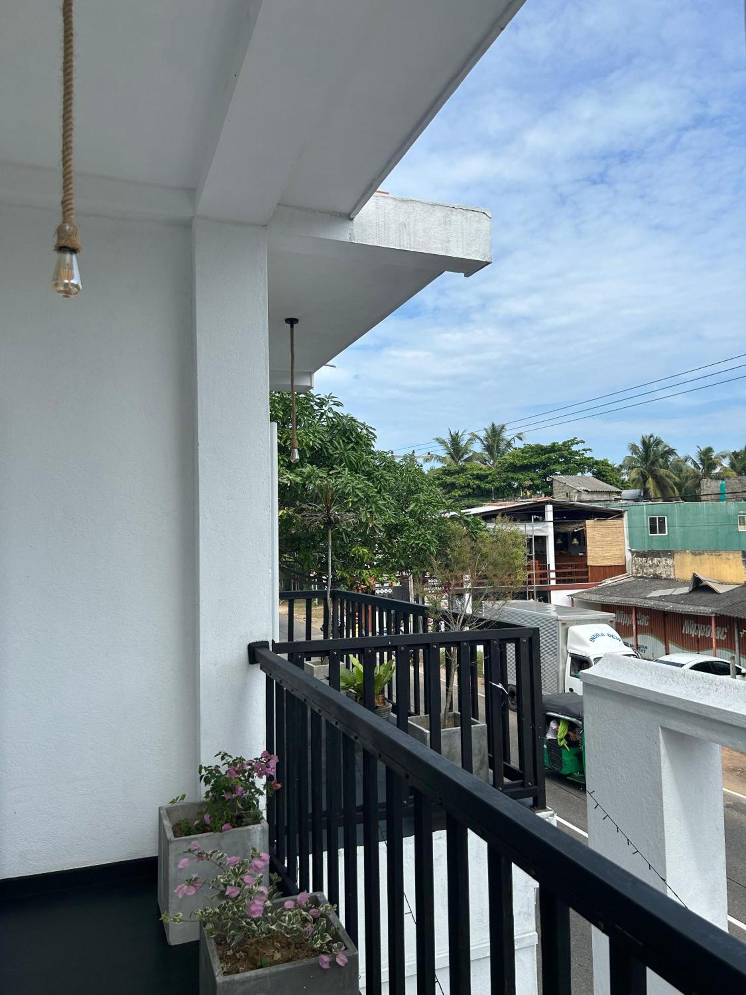 White House & Sea Food Restaurant Hostel Hikkaduwa Exterior photo